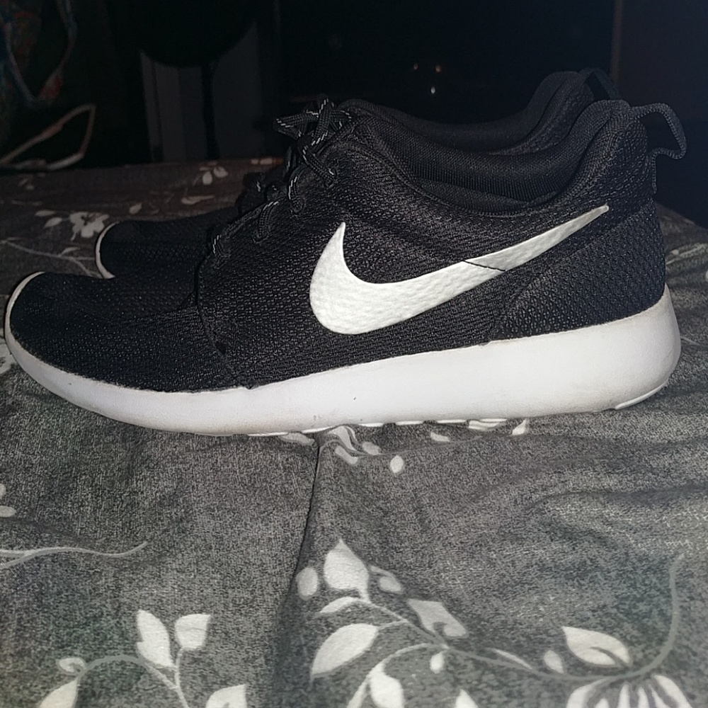Black Nike Roshes